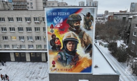 В центре Новосибирска открыли два мурала в честь пожарных