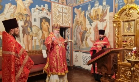 Митрополит Корнилий совершил всенощное бдение в канун праздника великомученика Димитрия Солунского