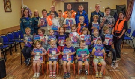 Сотрудники МЧС России и волонтеры Национального Центра провели занятие с воспитанниками социально-реабилитационного центра