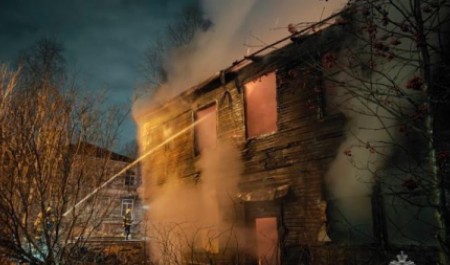 Пламя охватило очередную нежилую «деревяшку» в центре Архангельска 