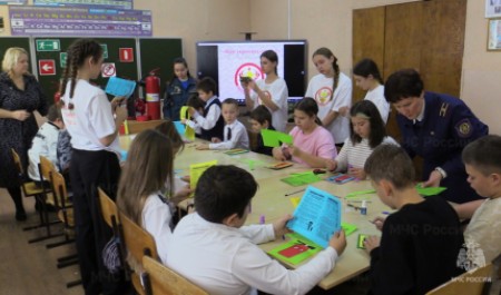 В курской школе прошел мастер-класс по пожарной безопасности от детей для детей В курской школе прошел мастер-класс по пожарной безопасности от детей для детей