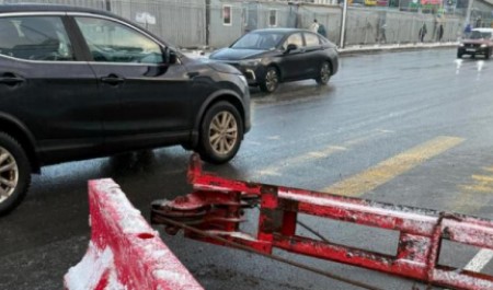 У здания МРВ в Архангельске опрокинутая стройтехника перекрыла часть дороги У здания МРВ в Архангельске опрокинутая стройтехника перекрыла часть дороги