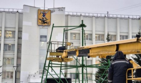 Архангельск готовится к Новому году: на площади уже растет главная елка