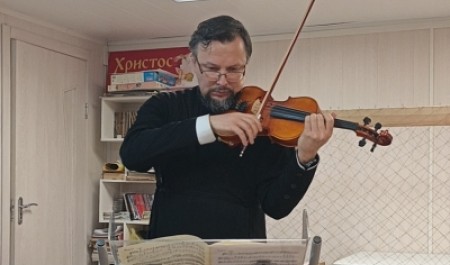 Беседа и сонаты Генделя. Священник Александр Григорьев продолжает встречаться с беженцами из зоны СВО