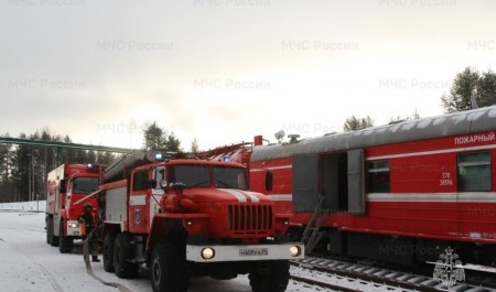 В Архангельске огнеборцы МЧС России провели пожарно-тактическое занятие с привлечением пожарного поезда