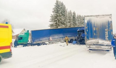 Два большегруза столкнулись в Архангельской области: водителей увезли в больницу Два большегруза столкнулись в Архангельской области: водителей увезли в больницу