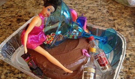 Взрослая девица из Каргополя ввела малолетнюю подругу в алкогольный блуд Взрослая девица из Каргополя ввела малолетнюю подругу в алкогольный блуд