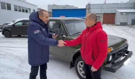 Дорожники из Питера презентовали бойцам из Поморья %22Ниву%22