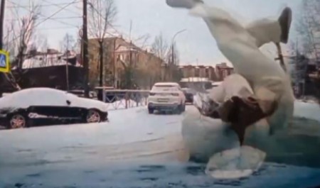 Девушка перелетела через капот «Мерседеса» на пешеходном переходе в Архангельске