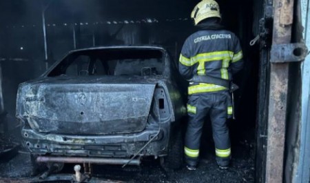 Огнем охватило два гаража в Архангельске: спасатели предотвратили взрыв баллона