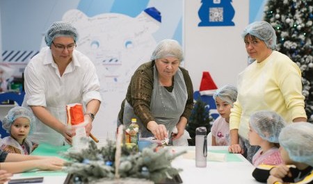 В Архангельске единороссы отметили День матери кулинарным творчеством