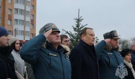 Александр Куренков открыл сквер и монумент пожарным и спасателям в городе Гатчине