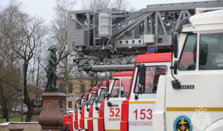 Александр Куренков передал реагирующим подразделениям МЧС России в Ленинградской области сертификаты на 13 единиц спецтехники