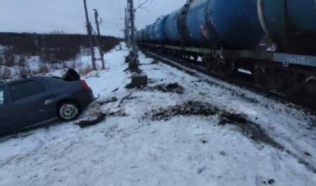 Грузовой поезд протаранил автомобиль на ж/д переезде в Архангельской области Грузовой поезд протаранил автомобиль на ж/д переезде в Архангельской области