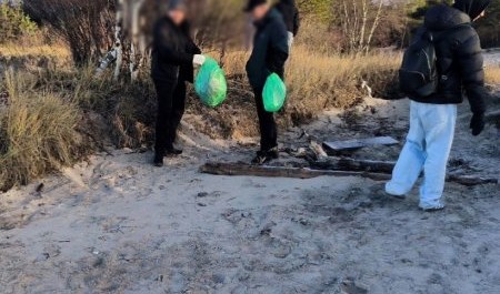 Осужденные и сотрудники убирают остров Ягры от мусора