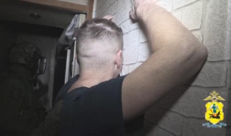 Полиция раскрыла сеть интим-услуг в Архангельске и показала задержание сутенеров