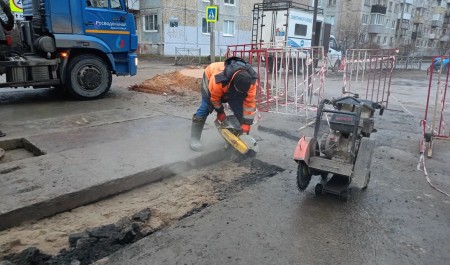 На проспекте Советских Космонавтов завершается восстановление асфальта после ремонта водопровода