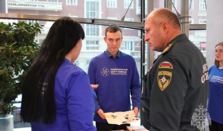 Александр Куренков встретился с волонтерами новосибирского подразделения Национального центра помощи