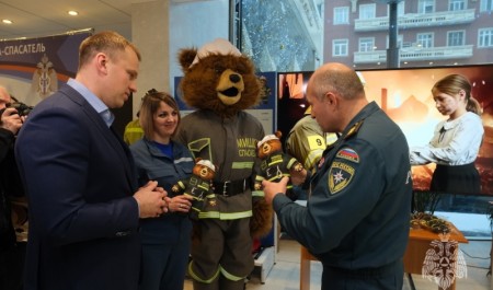 Александру Куренкову презентовали социальный проект Новосибирской области «Мишка-спасатель»