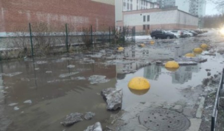 В центре Архангельска прорвало трубу: вода залила всю проезжую часть у жилых домов