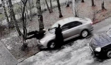 Пьяная автоледи сбила двух девушек в Архангельске и протаранила припаркованное авто Пьяная автоледи сбила двух девушек в Архангельске и протаранила припаркованное авто