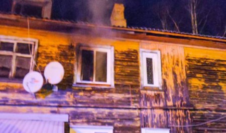 Серьезный пожар вспыхнул в 12-квартирном деревянном доме в Архангельске Серьезный пожар вспыхнул в 12-квартирном деревянном доме в Архангельске