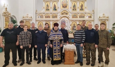 Архангельские казаки помолились в храме и пообщались со священником 