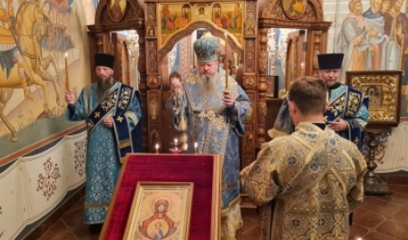 Митрополит Корнилий совершил всенощное бдение в канун праздника иконы Божией Матери «Знамение»