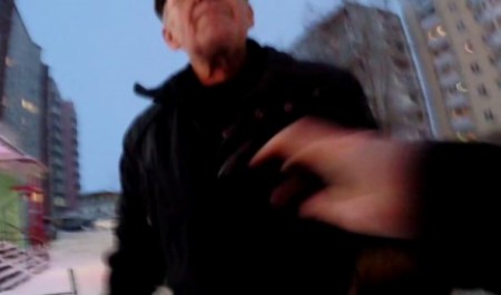 Прорвавшийся на тротуар водитель Mercedes устроил разборки с архангельским блогером Прорвавшийся на тротуар водитель Mercedes устроил разборки с архангельским блогером