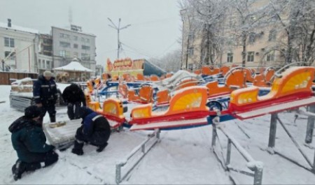 В архангельском «Потешном дворе» начали монтировать новый аттракцион из Италии В архангельском «Потешном дворе» начали монтировать новый аттракцион из Италии