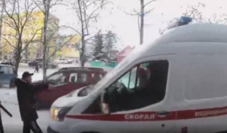 Агрессивный пациент с кинжалом атаковал скорую в Архангельске: это попало на видео