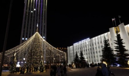 Новый год все ближе: в центре Архангельска вспыхнула главная городская елка Новый год все ближе: в центре Архангельска вспыхнула главная городская елка