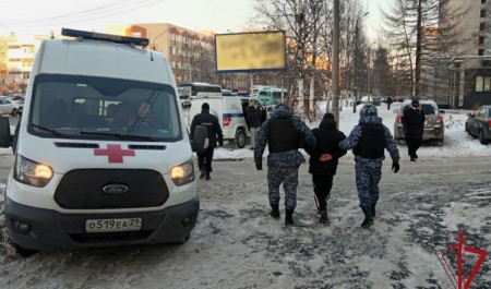 В Архангельске сотрудники Росгвардии задержали мужчину, напавшего с кинжалом на экипаж скорой помощи В Архангельске сотрудники Росгвардии задержали мужчину, напавшего с кинжалом на экипаж скорой помощи