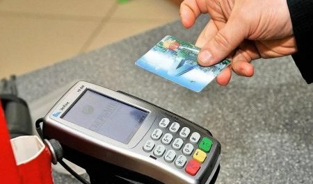 Девчонка из Онеги нашла банковскую карту и пошла гулять не по-детски Девчонка из Онеги нашла банковскую карту и пошла гулять не по-детски