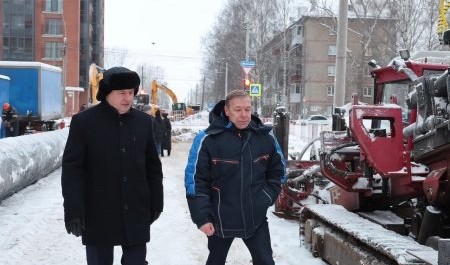 Дмитрий Морев контролирует ситуацию с аварией на водоводе Дмитрий Морев контролирует ситуацию с аварией на водоводе