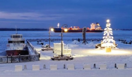 Елка из фонарей и сияющий трактор: Архангельск украсили необычные арт-объекты