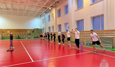 Сотрудники МЧС России повысили навыки лыжной подготовки на специализированном мастер-классе