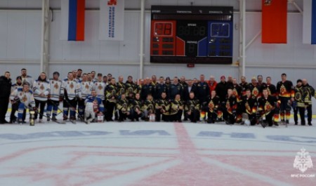 На ледовой арене парка-отеля «Пересвет» состоялся открытый турнир по хоккею среди подразделений МЧС России