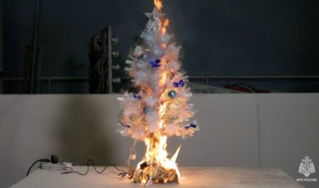Сотрудники МЧС России наглядно показали опасность новогодних гирлянд