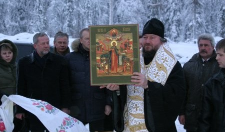 В вахтовом поселке Североалмаза освятили поклонный крест