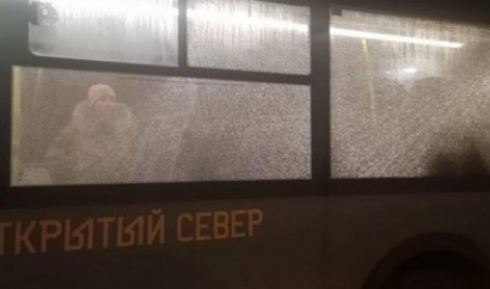 Неизвестные открыли огонь по городскому автобусу в Архангельске 