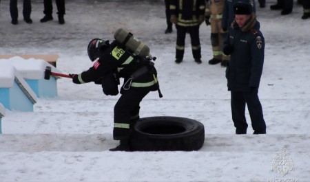 350 ступеней, гири, шины и кувалды: в Чебоксарах определили самых выносливых пожарных