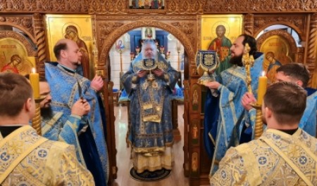 Митрополит Корнилий совершил Божественную литургию в праздник иконы Божией Матери «Нечаянная радость»