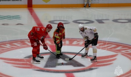 К 35-летию МЧС России на лёд в Екатеринбурге вышли хоккейные сборные