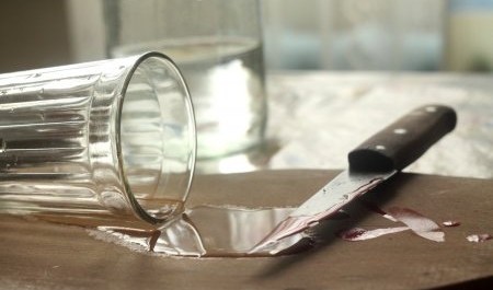 Житель Поморья пытался убить мать за отказ дать денег на водку