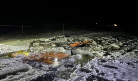 Бензовоз провалился под лед на пешеходной переправе в Архангельской области