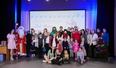 «Дед Мороз меняет профессию»: в САФУ прошел новогодний спектакль для юных зрителей