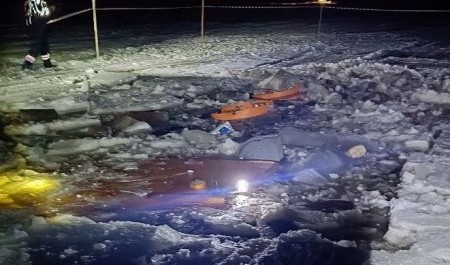 Лед на реке Мезень не выдержал тяжести бензовоза