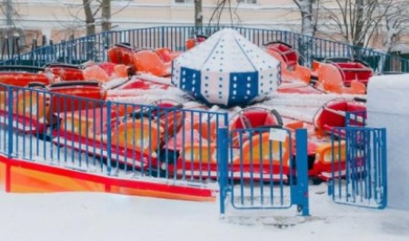 Архангелогородцам показали новый детский аттракцион в парке «Потешный двор»