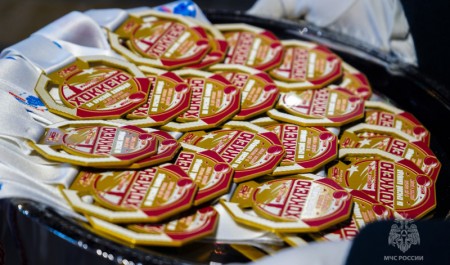 В преддверии 35-летия МЧС России на Красной площади состоялся международный хоккейный турнир